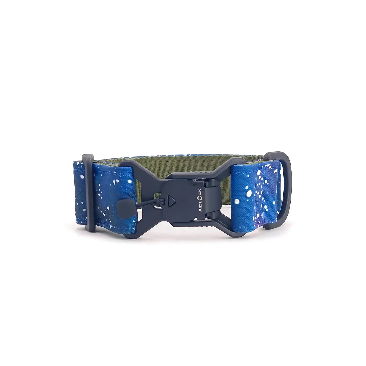 Zgardă lată pentru câini 4 cm model Cosmic Canvas cu cataramă magnetică Fidlock care arată mecanismul de închidere