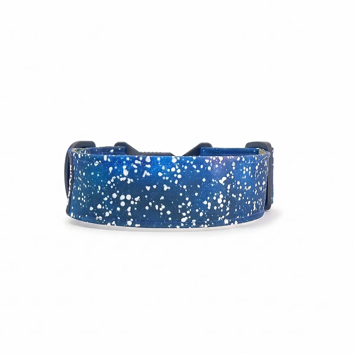 Zgardă lată pentru câini 4 cm model Cosmic Canvas cu compoziție abstractă mov închis, albastru și teal prezentată în formă curbată