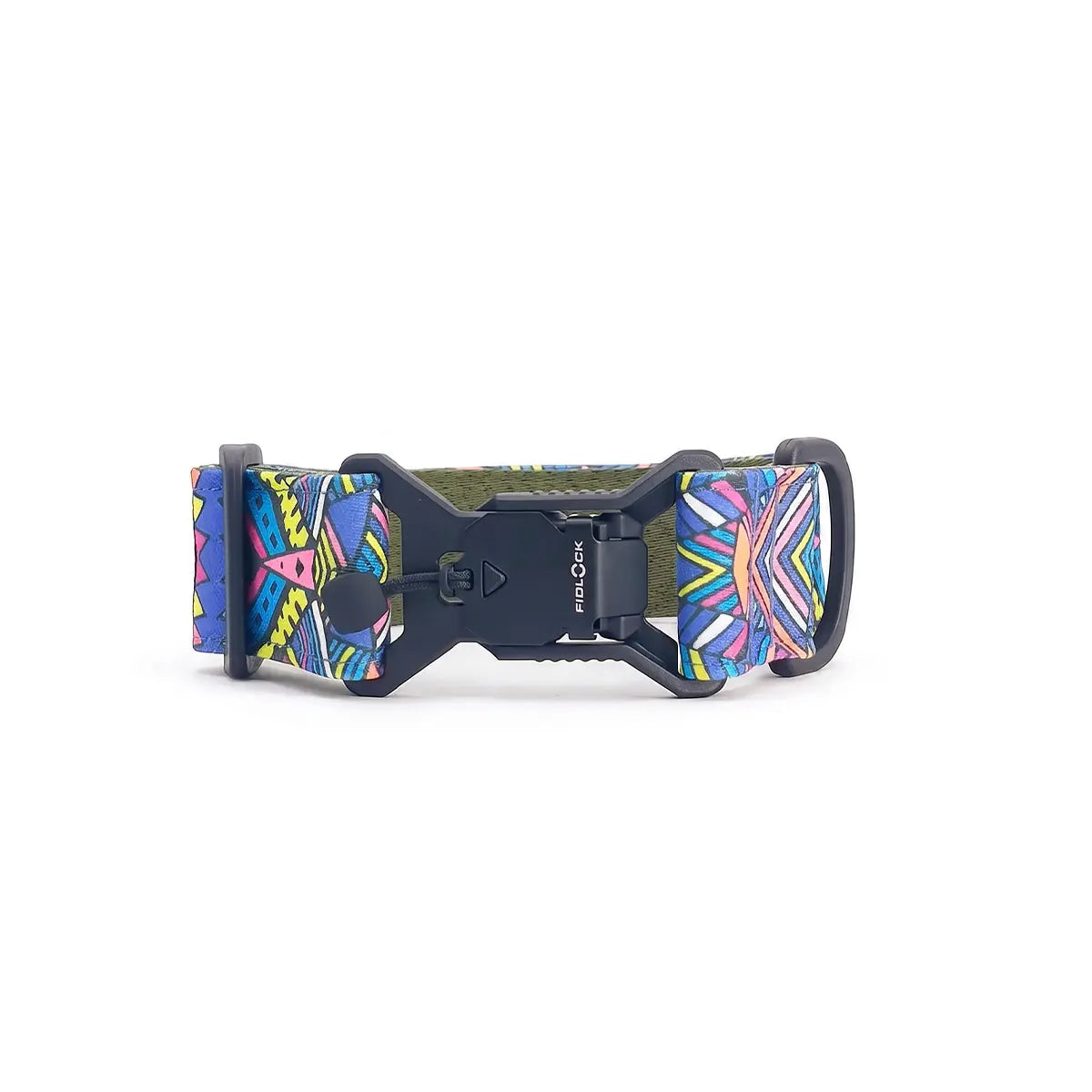 Zgardă lată pentru câini 4 cm model Electric Tribe cu cataramă magnetică Fidlock care arată mecanismul de închidere