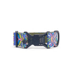 Zgardă lată pentru câini 4 cm model Electric Tribe cu cataramă magnetică Fidlock care arată mecanismul de închidere