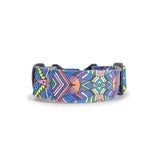 Zgardă lată pentru câini 4 cm model Electric Tribe cu compoziție neon roz, verde neon, cyan și galben prezentată în formă curbată