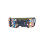 Zgardă lată pentru câini 4 cm model Glitch cu cataramă magnetică Fidlock care arată mecanismul de închidere