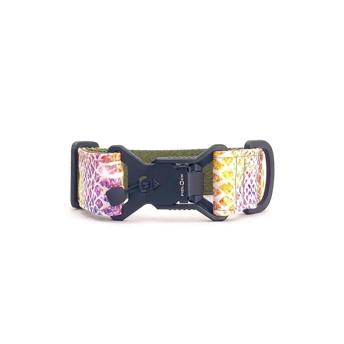 Zgardă lată pentru câini 4 cm model Kaleido Snake cu cataramă magnetică Fidlock care arată mecanismul de închidere
