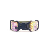 Zgardă lată pentru câini 4 cm model Kaleido Snake cu cataramă magnetică Fidlock care arată mecanismul de închidere