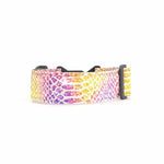Zgardă lată pentru câini 4 cm model Kaleido Snake cu compoziție geometrică de solzi galben, verde și negru prezentată în formă curbată