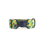 Zgardă lată pentru câini 4 cm model Pixel Grid cu cataramă magnetică Fidlock care arată mecanismul de închidere