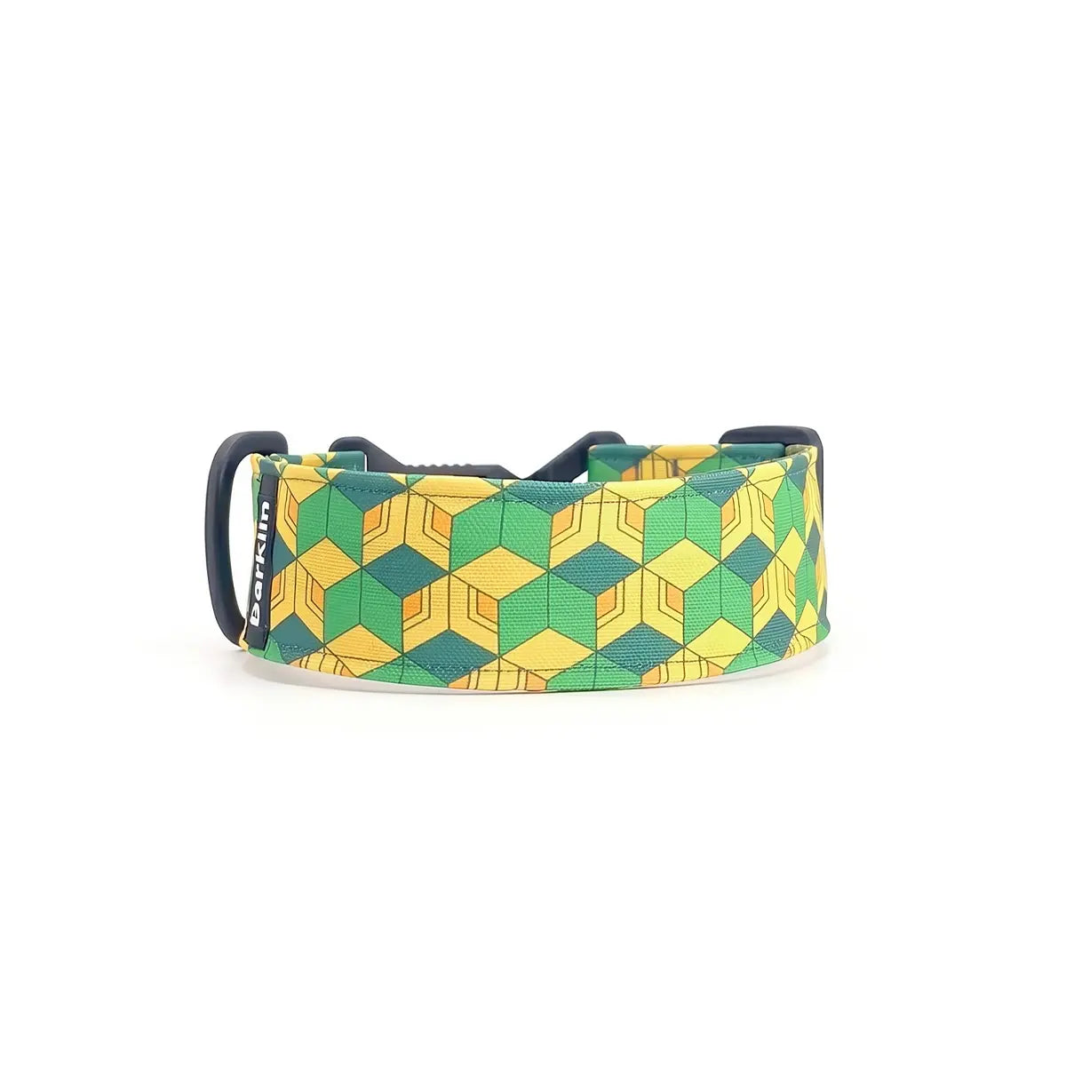 Zgardă lată pentru câini 4 cm model Pixel Grid cu compoziție geometrică verde, galben și portocaliu prezentată în formă curbată