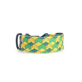 Zgardă lată pentru câini 4 cm model Pixel Grid cu compoziție geometrică verde, galben și portocaliu prezentată în formă curbată