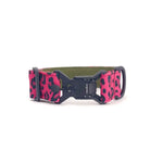 Zgardă lată pentru câini 4 cm model Pop Leopard cu cataramă magnetică Fidlock care arată mecanismul de închidere