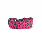 Zgardă lată pentru câini 4 cm model Pop Leopard cu compoziție animal print roz intens și roz închis prezentată în formă curbată