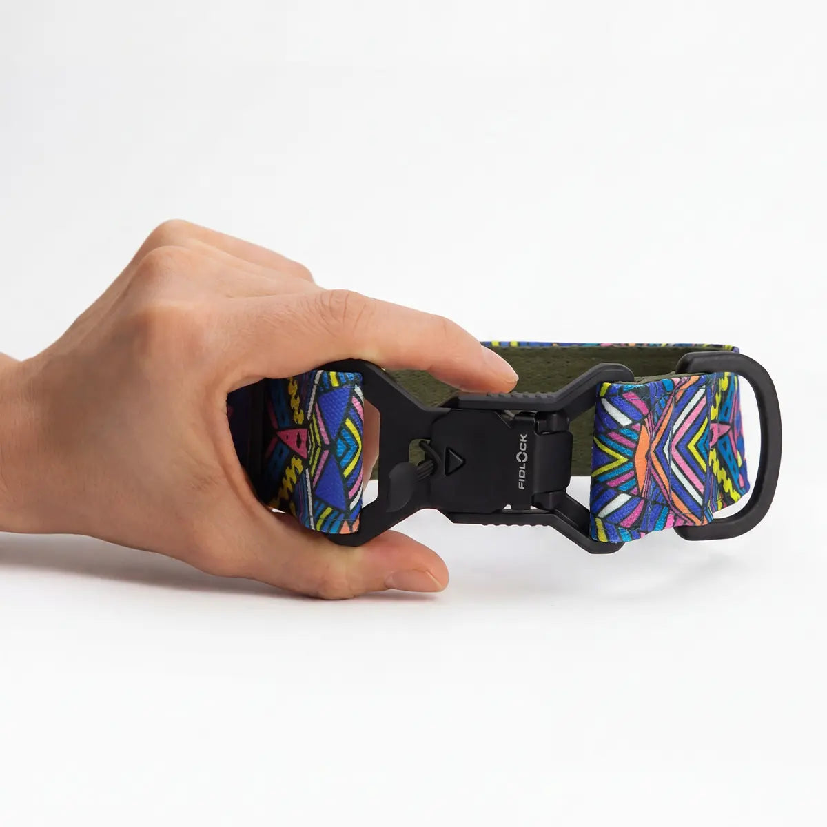 Zgardă lată pentru câini 4 cm model Electric Tribe prezentată în mână pentru referință de mărime