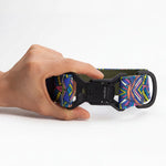Zgardă lată pentru câini 4 cm model Electric Tribe prezentată în mână pentru referință de mărime