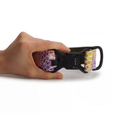 Zgardă lată pentru câini 4 cm model Kaleido Snake prezentată în mână pentru referință de mărime