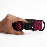 Zgardă lată pentru câini 4 cm model Pop Leopard prezentată în mână pentru referință de mărime
